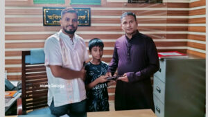 মুন্সিগঞ্জে রাস্তায় টাকাভর্তি মানিব্যাগ পেয়ে থানায় গিয়ে জমা দিল চতুর্থ শ্রেণীর সমুদ্র সাহা, অবাক পুলিশ