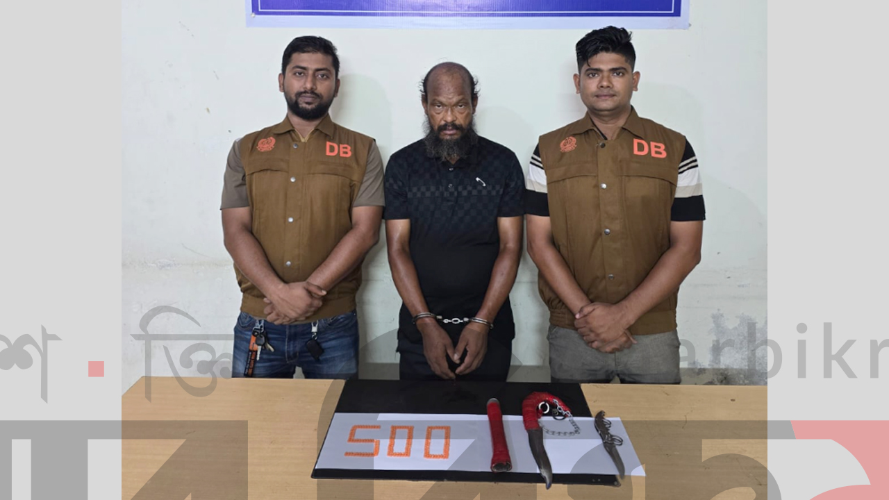 মুন্সিগঞ্জের আলোচিত মাদক কারবারি ‘গাঁজা মনির’ ৫০০ ইয়াবা ও সুইচ গিয়ারসহ গ্রেপ্তার