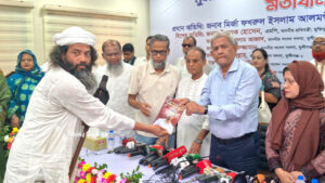মুন্সিগঞ্জের জুলাই শহিদ শারিককে নিয়ে লেখা ‘চব্বিশের সেই তরুণ’ মির্জা ফখরুলের হাতে