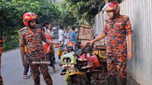 মুন্সিগঞ্জে নসিমনে কাঠ নিয়ে বাড়ি ফেরার পথে বাসচাপায় প্রাণ গেল চালক ও যাত্রীর