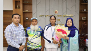 নতুন কুঁড়ি স্পোর্টসে সাঁতারে জাতীয় পর্যায়ে তৃতীয় মুন্সিগঞ্জের তনিমাকে সম্মান জানালেন ডিসি