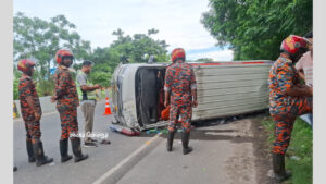 মাওয়া এক্সপ্রেসওয়ের মুন্সিগঞ্জে অ্যাম্বুলেন্স উল্টে রোগীসহ ৪ জন আহত