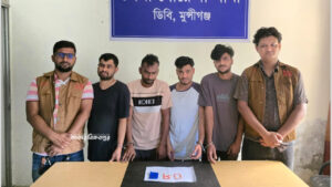 মুন্সিগঞ্জে একসাথে বসে ইয়াবা খাওয়ার সময় ‘দুঃসম্পর্কের বন্ধু’সহ গ্রেপ্তার ৪
