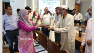 মুন্সিগঞ্জে এসএসসিতে ভালো ফলাফল করা স্কুল প্রধানদের ফুল দিয়ে শুভেচ্ছা জানালেন ডিসি