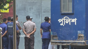 দীপু মনির সংবাদ সংগ্রহে মুন্সিগঞ্জ কারাগারের সামনে সাংবাদিকদের বাঁধা
