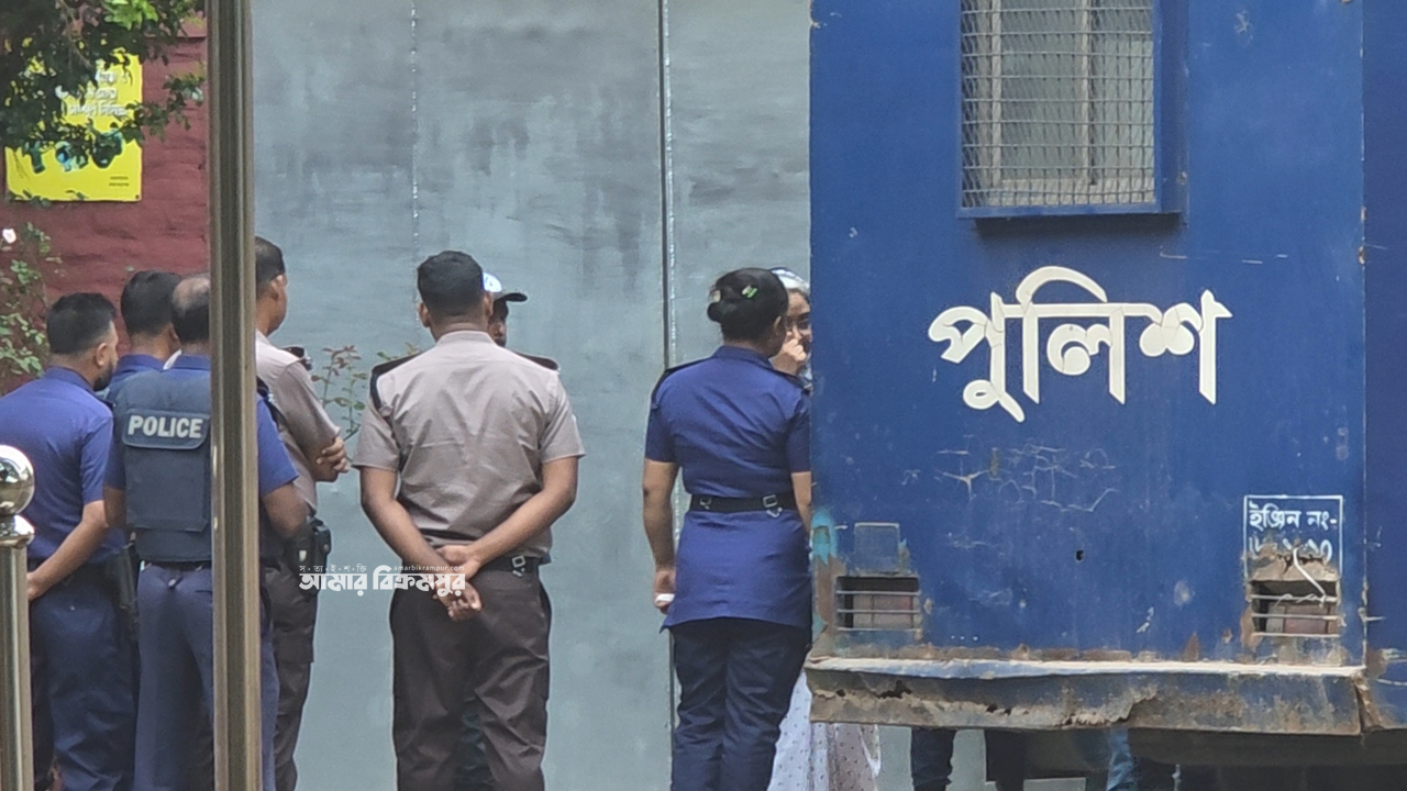 দীপু মনির সংবাদ সংগ্রহে মুন্সিগঞ্জ কারাগারের সামনে সাংবাদিকদের বাঁধা