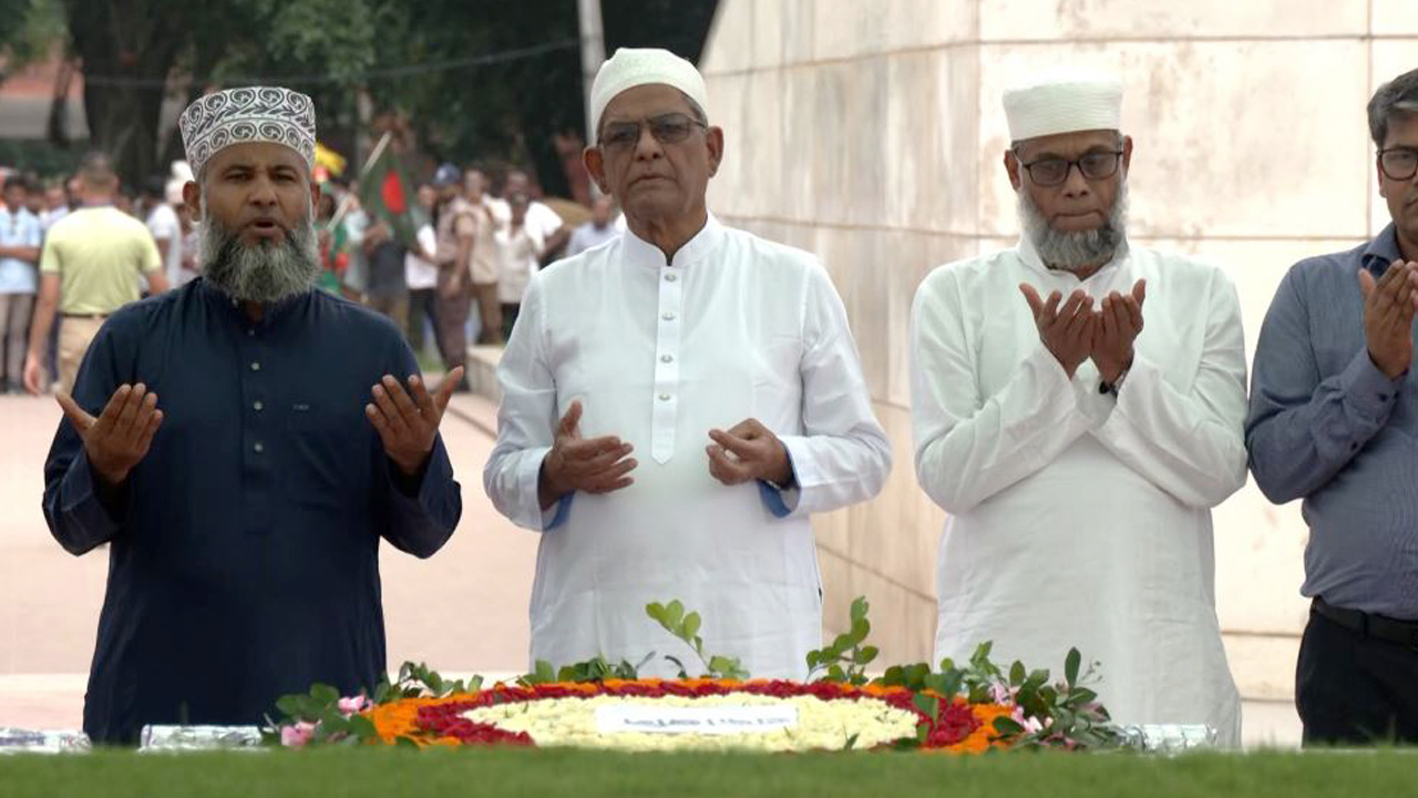 শপথের আগে জিয়াউর রহমান ও খালেদা জিয়ার কবরে শ্রদ্ধা জানালেন নবনির্বাচিত রাষ্ট্রপতি
