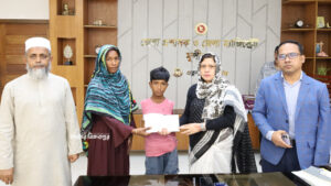‘আমার বিক্রমপুর’-এর খবর দেখে দুই হাতহীন শিশু মুসাকে জেলা প্রশাসনের আর্থিক অনুদান