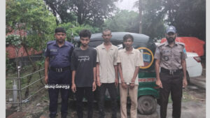 মুন্সিগঞ্জে চোরাই সিএনজি বেচতে এসে ক্রেতার কাছে ফেঁসে গেল ৩ চোর