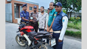পদ্মা সেতুর সামনে থেকে চোরাই মোটরসাইকেল উদ্ধার, একদিন পরই মালিককে ফিরিয়ে দিল পুলিশ