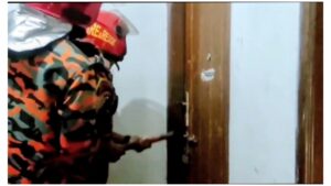 মুন্সিগঞ্জে ভেতর থেকে দরজা বন্ধ করে বান্ধবীর বাসায় মেয়ে, ‘বিপদ’ ভেবে ফায়ার সার্ভিসে খবর দেন মা