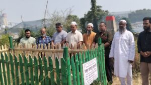 আব্দুল হাইয়ের কবর জিয়ারত করে দোয়া চাইলেন দুই ছেলে রিপন-মাসুম