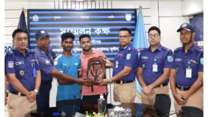 মুন্সিগঞ্জে পুলিশের সহায়তায় অটোরিকশায় ফেলে যাওয়া ২৬ হাজার টাকা ফেরত পেলেন মালিক