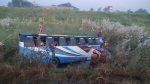 মাওয়া এক্সপ্রেসওয়েতে নিয়ন্ত্রণ হারিয়ে বাস ছিটকে পড়ে গেল খাদে, প্রাণ গেছে ৩ জনের
