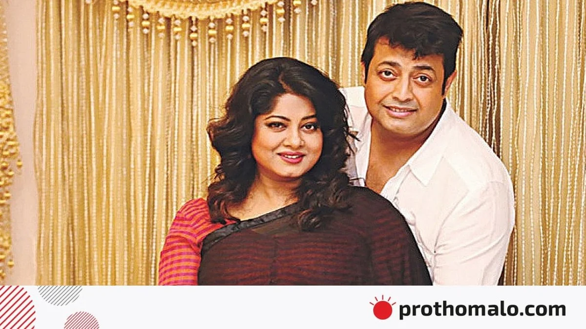 বিয়ের আসরে ওমর সানিকে আংটি পরিয়ে দিচ্ছেন মৌসুমীর মা, পাশে মৌসুমীর বাবাছবি : ওমর সানীর ফেসবুক থেকে
